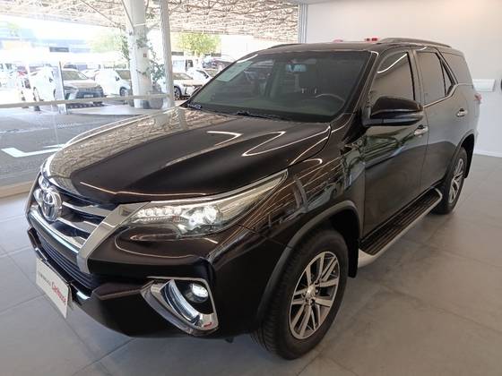 TOYOTA HILUX SW4 2.8 SRX 4X4 7 LUGARES 16V TURBO INTERCOOLER DIESEL 4P AUTOMÁTICO TOYOTA HILUX SW4 2.8 SRX 4X4 7 LUGARES 16V TURBO INTERCOOLER DIESEL 4P AUTOMÁTICO